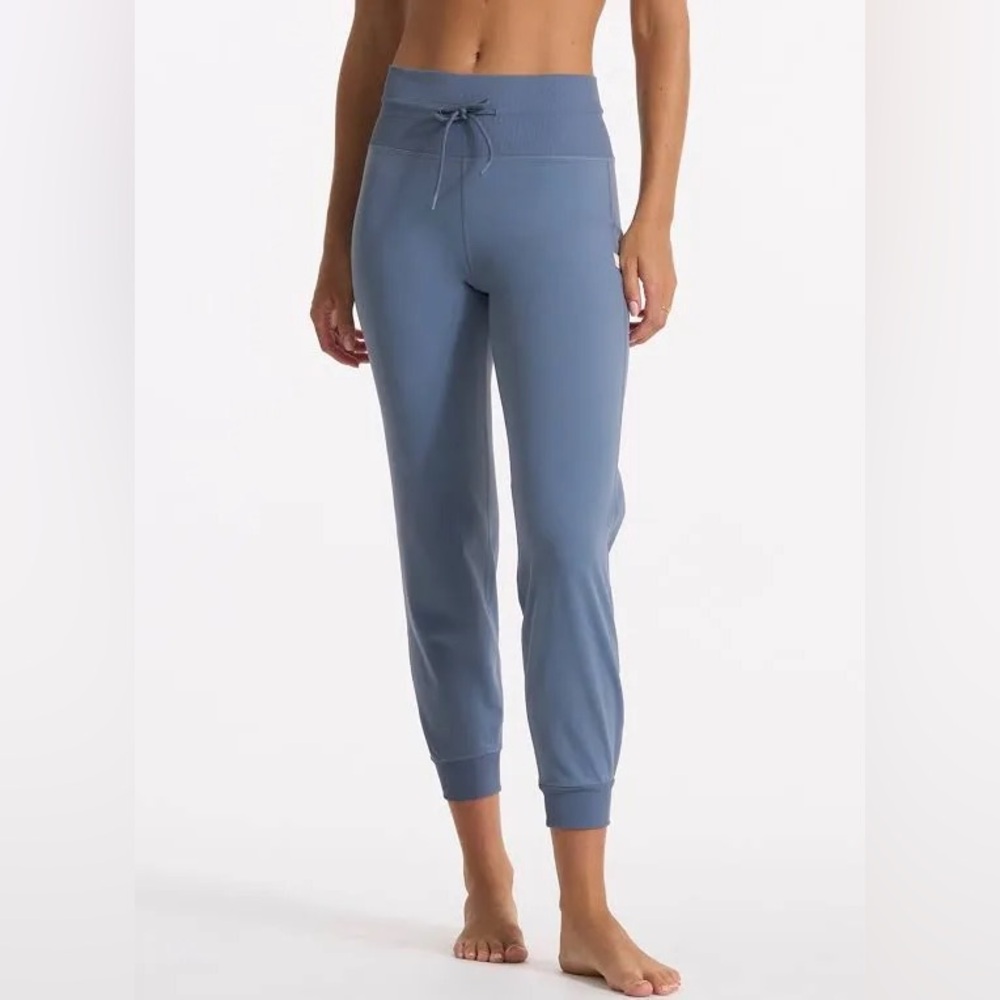 Vuori Daily Jogger in Color Azure